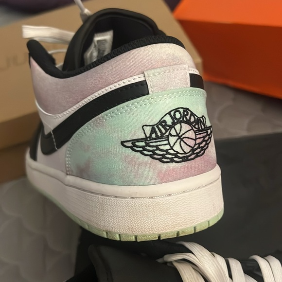 Jordan 1 low SE “tie dye” 10.5 men - Picture 2 of 5